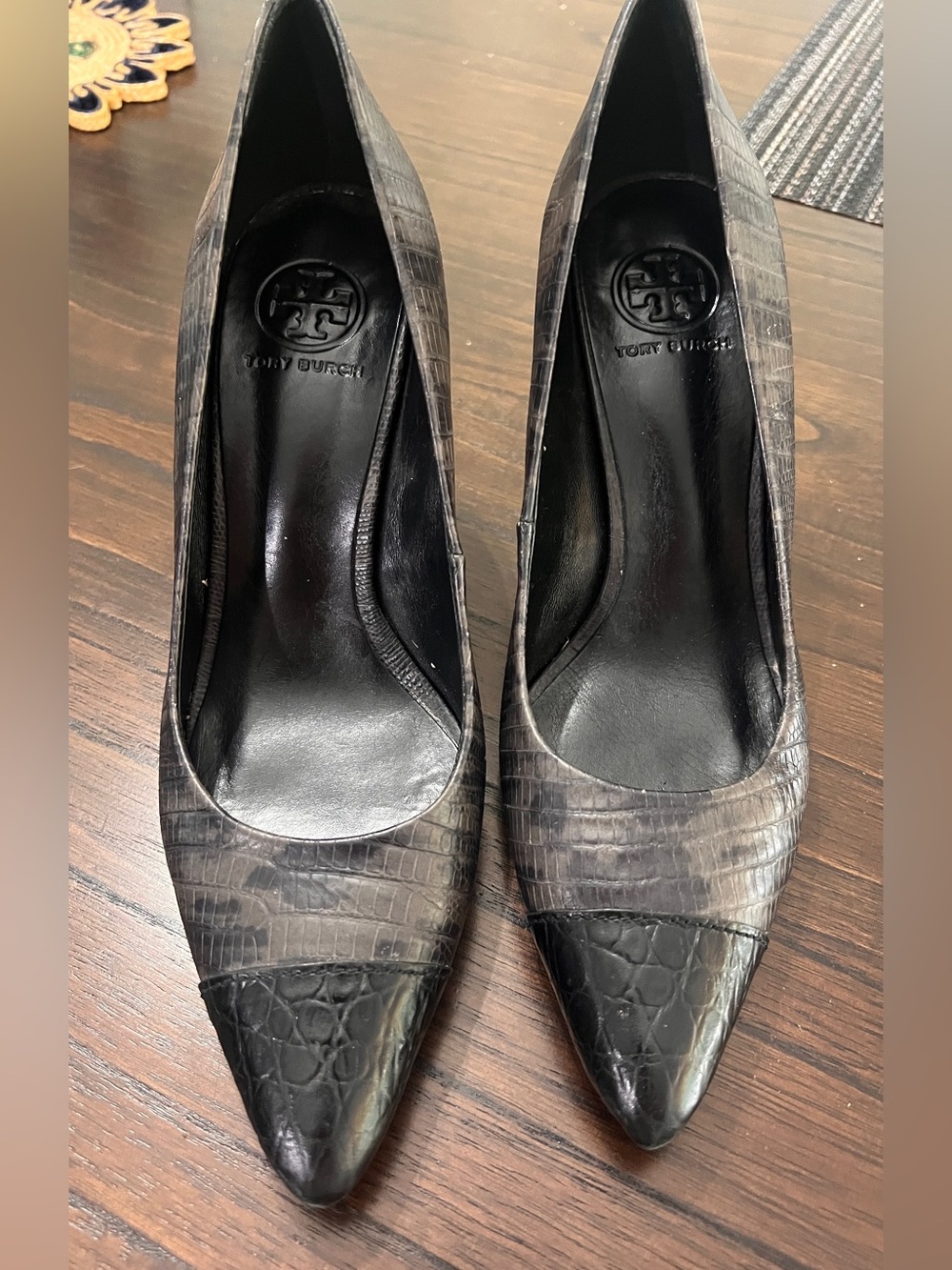 Tory Burch Gray Lyla Reptile Print
Pump Black Cap
